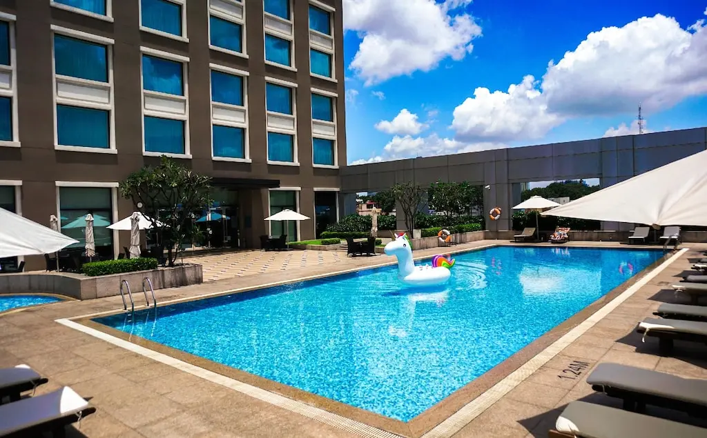 Swimming pool [outdoor]