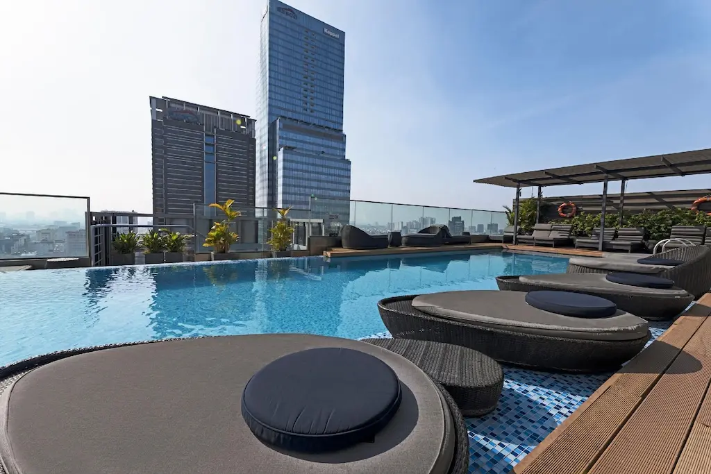 Swimming pool [outdoor]