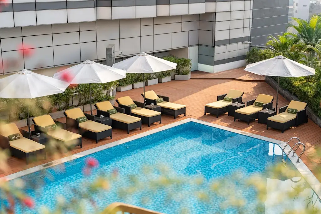 Swimming pool [outdoor]