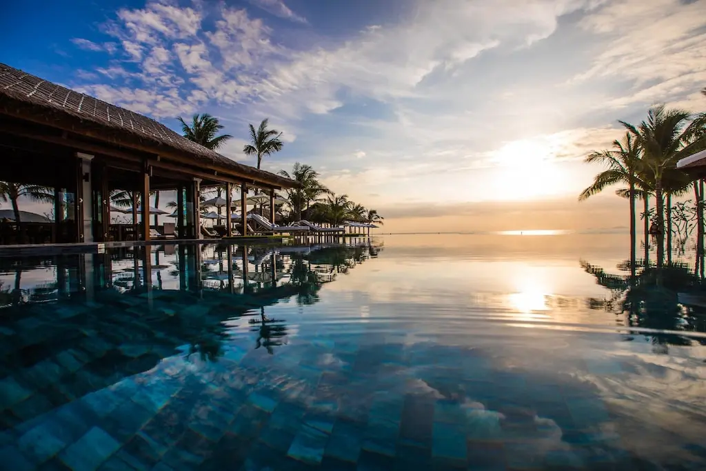 Swimming pool [outdoor]